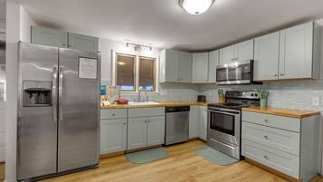 Réfrigérateur, four, plaque de cuisson, cafetiÚre/bouilloire