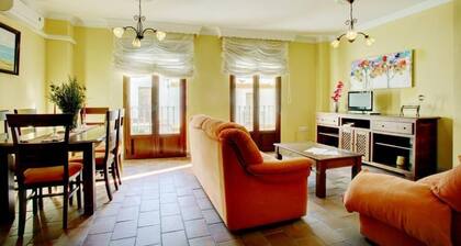 5 minutes from the New Bridge! Roundhouse ideal for group-family garage free