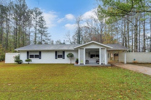House, 3 Bedrooms | Exterior - Family-friendly 3br Oasis In Powder Springs 3 Bedroom Home (Powder Springs)