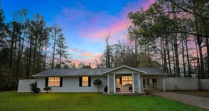 Family-friendly 3br Oasis In Powder Springs 3 Bedroom Home