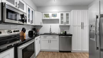 House, 3 Bedrooms | Private kitchen | Fridge, oven, coffee/tea maker, toaster