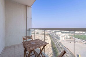 Outdoor dining - StayShort - Charming, Sun-Filled 1-Bedroom in Red Residence, Dubai Sports City (Dubai)