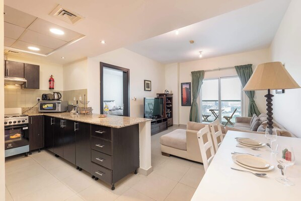 Interior - StayShort - Charming, Sun-Filled 1-Bedroom in Red Residence, Dubai Sports City (Dubai)