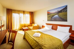 Classic Double Room | Desk, laptop workspace, soundproofing, free WiFi - Coliving Bansko (Bansko)