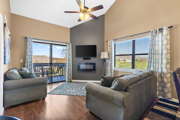 Televisión y chimenea 