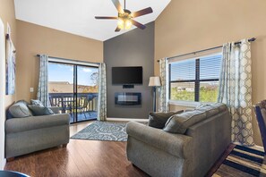 Televisión y chimenea