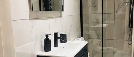 Asciugacapelli, asciugamani, sapone, carta igienica