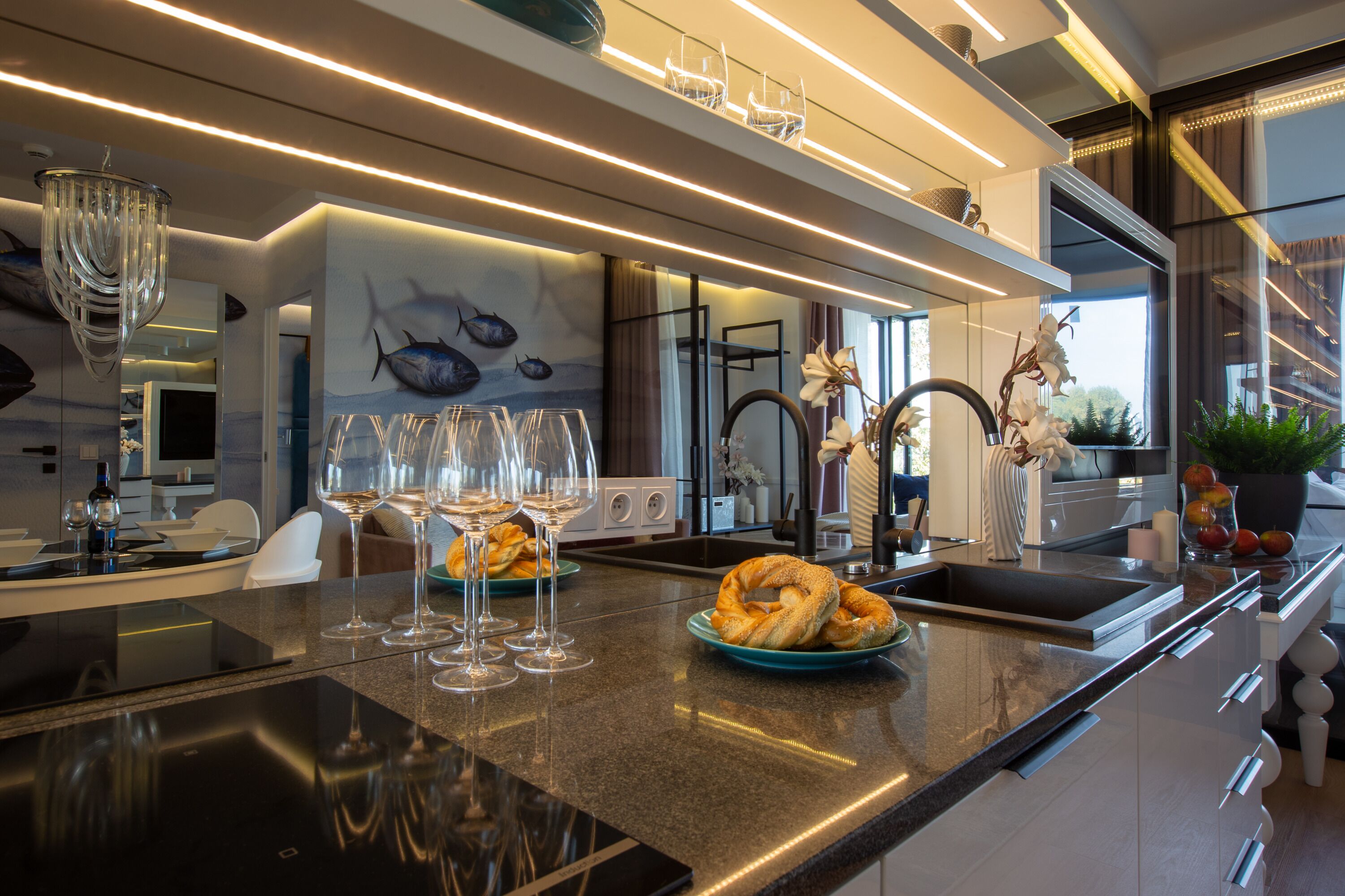 Frigorifero, microonde, piano cottura, lavastoviglie