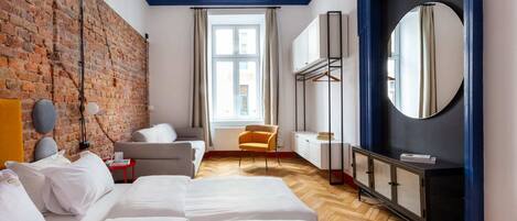 3 bedrooms, desk, iron/ironing board, internet
