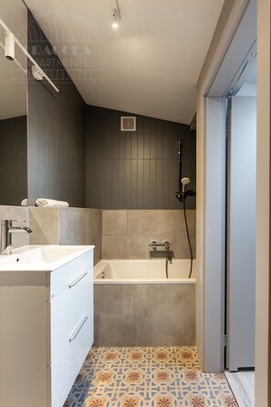 Douche, séchoir à cheveux, serviettes fournies