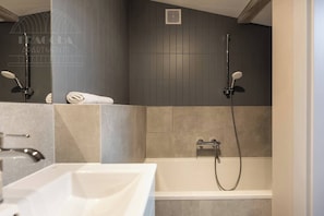 Hårføner, såpe og toalettpapir