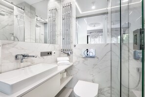 Hair dryer, towels - Apartment Modern Marble (Kraków – Modern View of Planty Park)