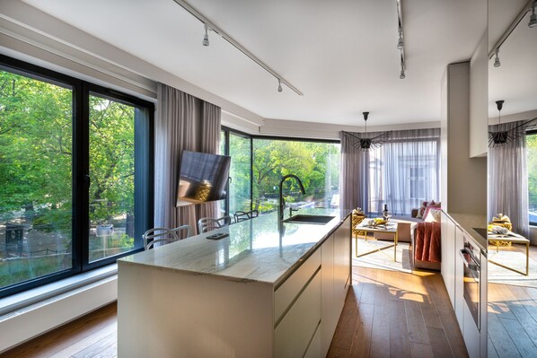 Interior - Apartment Modern Marble (Kraków – Modern View of Planty Park)