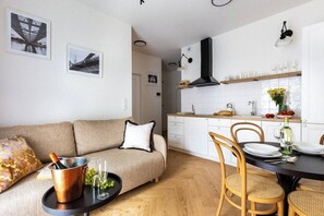 A modern apartment with a living room, dining area, and kitchen. - Canvas House Apartament Oatmeal (Kraków)