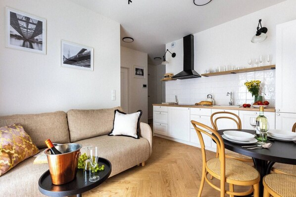 Un apartamento moderno con sala de estar, comedor y cocina.