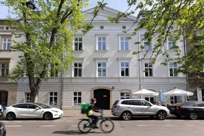 A building with a symmetrical facade, multiple windows, and a central entrance. - Canvas House Apartament Oatmeal (Kraków)