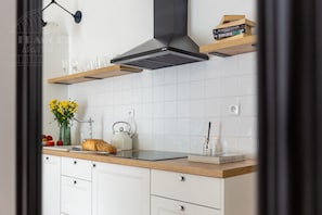 Fridge, stovetop, dishwasher, toaster