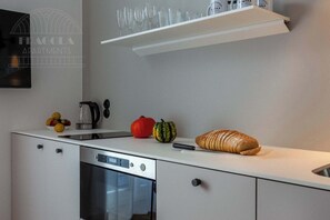 Réfrigérateur, micro-ondes, plaque de cuisson, lave-vaisselle