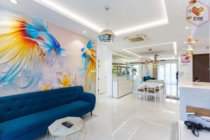 Appartement Deluxe, 3 chambres | Coin séjour | Télévision LCD de 35 pouces avec chaînes par câble