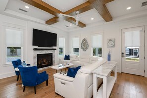 Smart TV, fireplace, ping pong - Complimentary Low Speed Vehicle + Private Pool at Lillie's Luxury Lighthouse (Santa Rosa Beach)