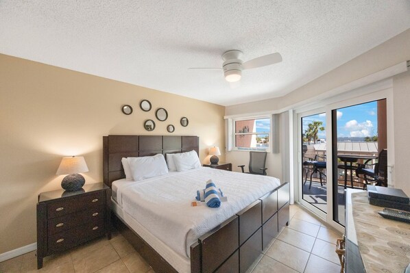 2 bedrooms, iron/ironing board, free WiFi, bed sheets - Upscale Coastal Retreat|Waterviews-Resort (St. Pete Beach)