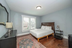 4 bedrooms, iron/ironing board, travel cot, WiFi - The Restful Roost w Hot Tub (Columbus)