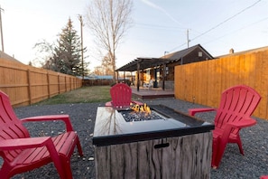 Terrace/patio - Bluebird Day - Aspen Getaway, a cozy 1-bedroom retreat in Bend, OR. (Bend)