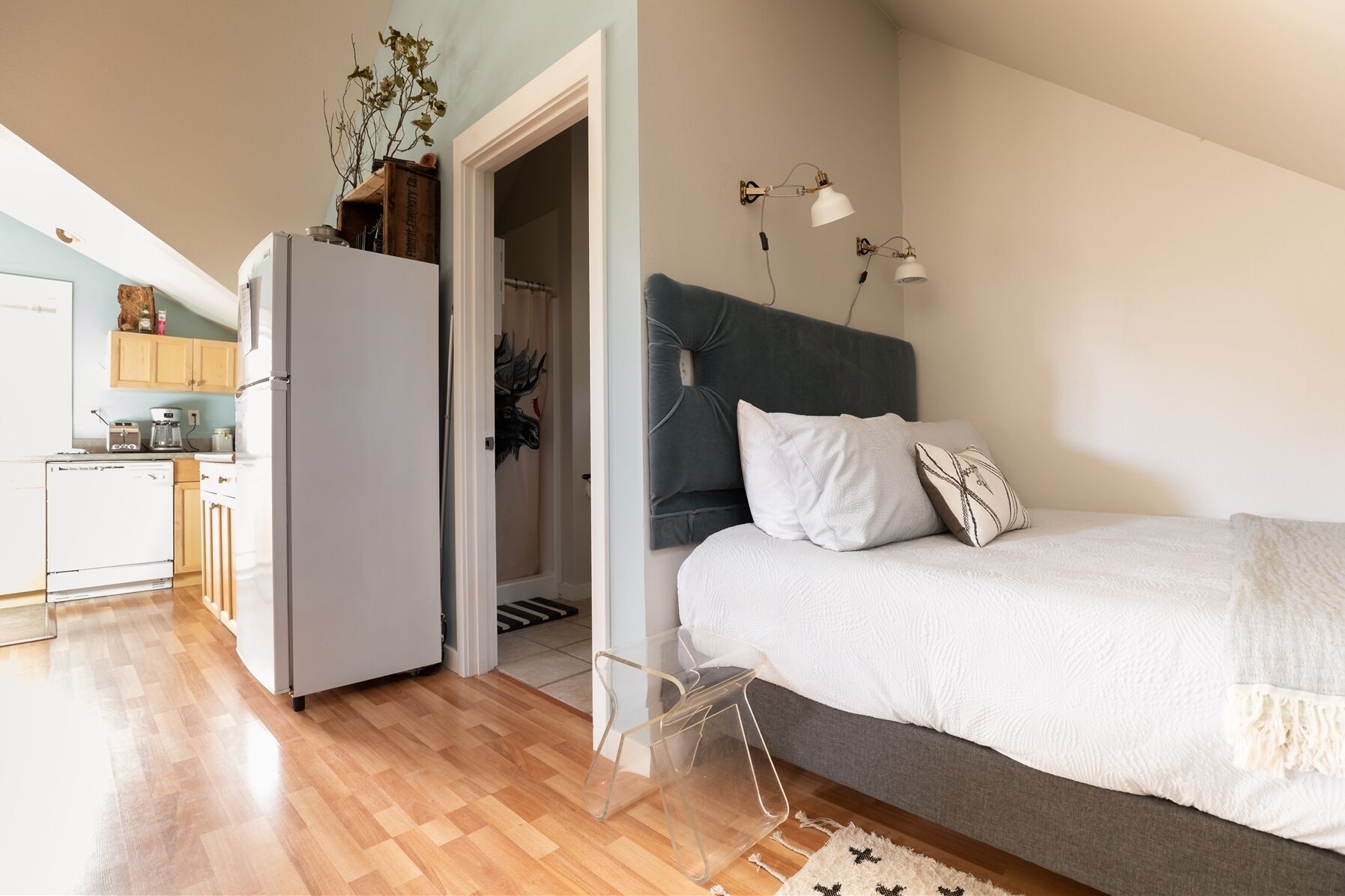 Een strijkplank/strijkijzer, gratis wifi, beddengoed