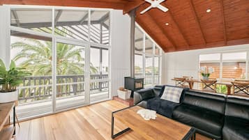 Smart TV, table tennis