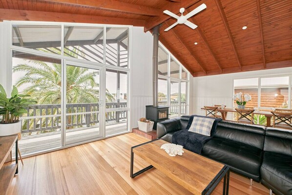 Smart TV, ping pong - The Palm House 200 meters to the beach! (Torquay)