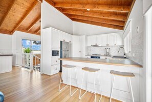 Fridge, microwave, oven, stovetop - The Palm House 200 meters to the beach! (Torquay)