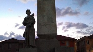 A monument with an angel statue and a plaque, surrounded by buildings. - Dependance "L Antica Locanda" (Reggio Calabria)