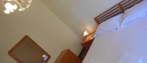 1 多间卧室、熨斗/熨衣板、床单