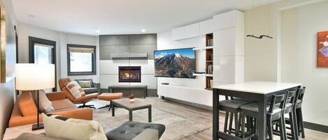 Smart TV, fireplace