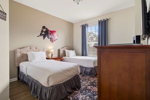 3 室のベッドルーム、デスク、アイロン / アイロン台、旅行用ベビーベッド