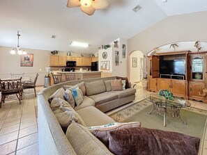 TV - Orlando Maple Escape: Private Pool, 24/7 Support! (Davenport)