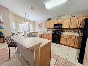 Fridge, microwave, oven, stovetop - Orlando Maple Escape: Private Pool, 24/7 Support! (Davenport)