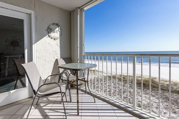 Outdoor dining - Castaways 4B- Location x3! Park & Walk! New Flooring! Beach Front! OMG View! (Gulf Shores)