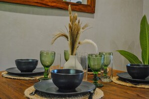 컴포트 스튜디오, 킹사이즈침대 1개 및 소파베드, 수영장 전망 | 객실 내 식사 공간