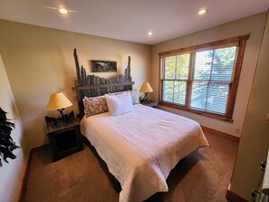 4 bedrooms, desk, WiFi, bed sheets