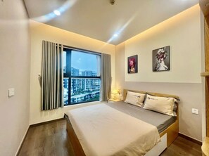 Leilighet – deluxe, 2 soverom, balkong, byutsikt | 2 soverom, memory foam-senger, safe på rommet og skrivebord