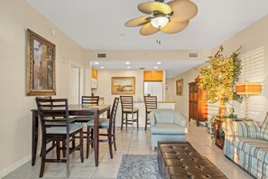 Apartamento, varias camas, balcón, vistas al mar (Sterling Reef 1006) | Zona de estar | Televisión de pantalla plana de 40 pulgadas con canales digitales