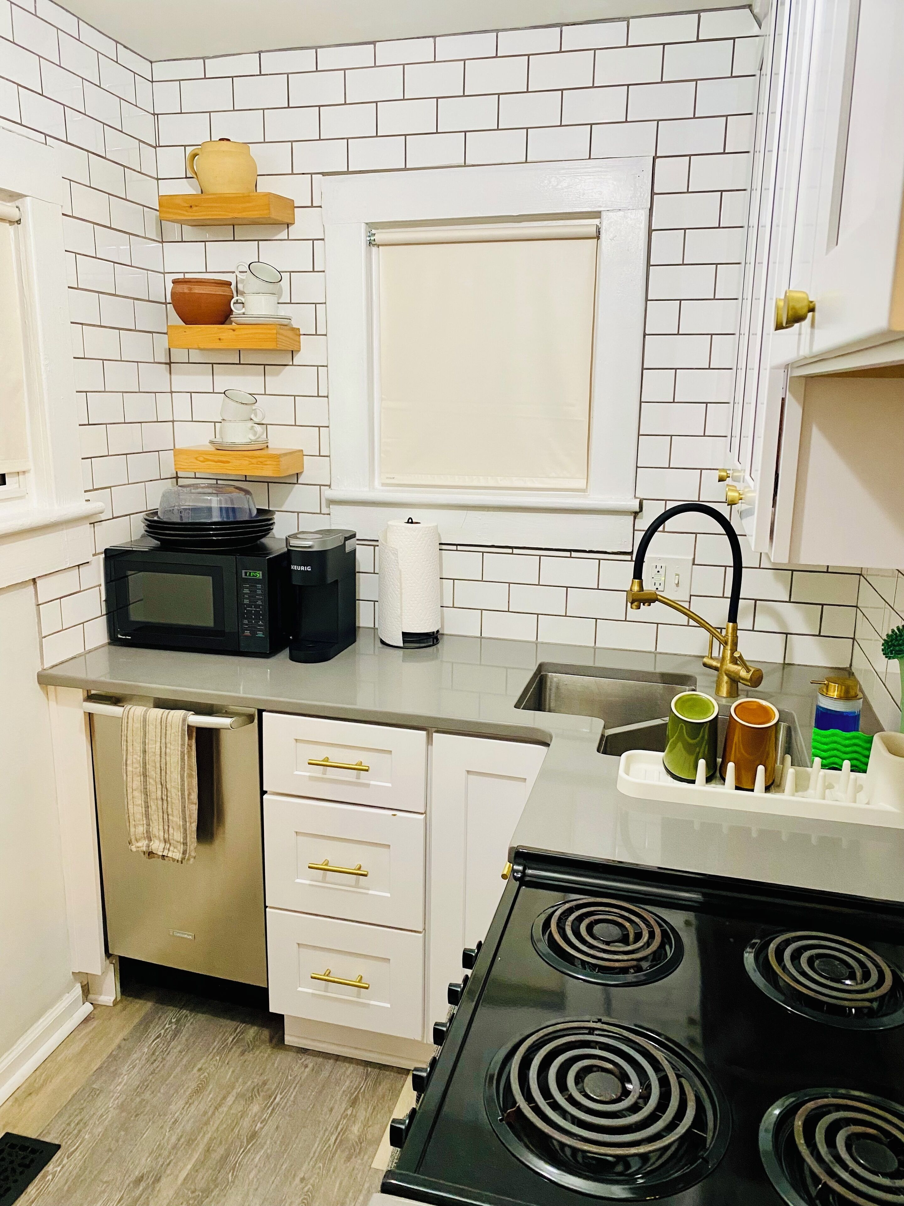 Refrigerador, microondas, horno y parrilla de estufa 