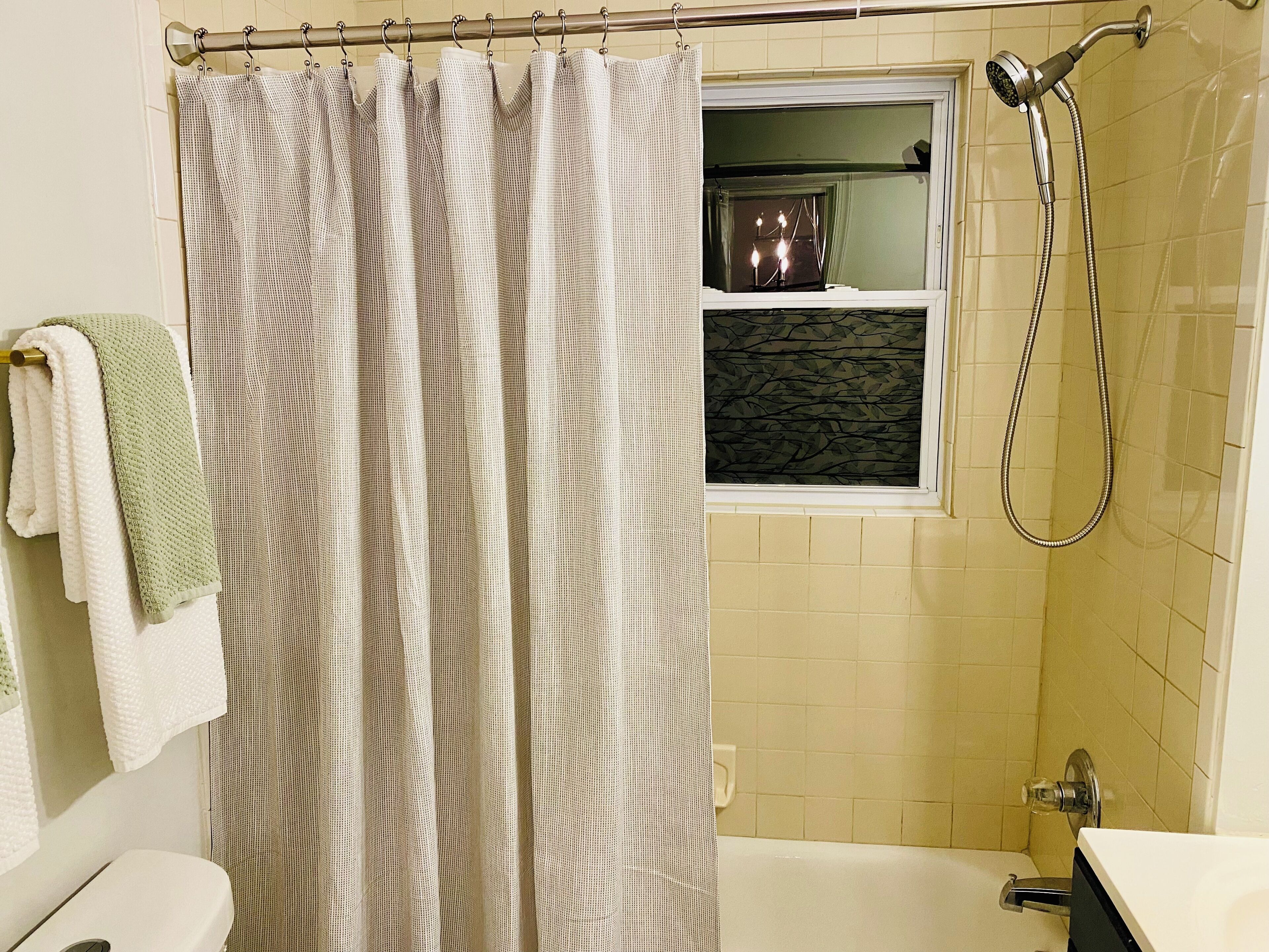 Secadora de cabello, toallas, jabón, papel de baño 