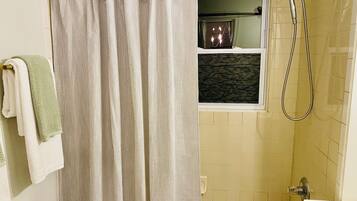 Secadora de cabello, toallas, jabón, papel de baño