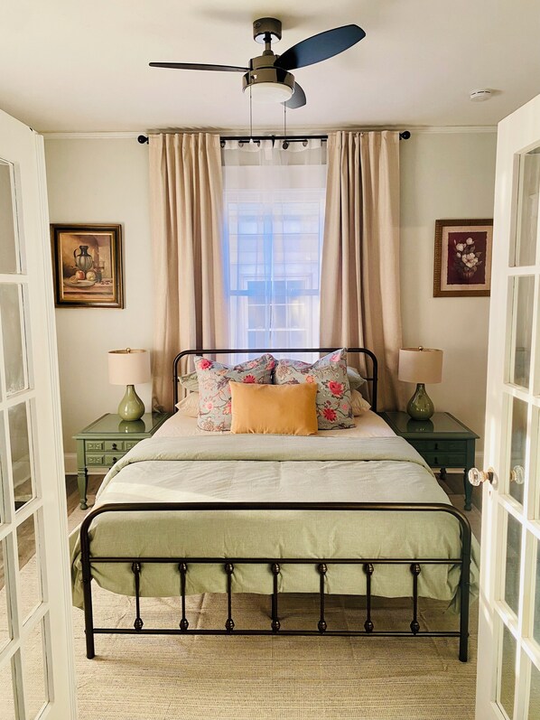 1 dormitorio, tabla de planchar con plancha, wifi y ropa de cama