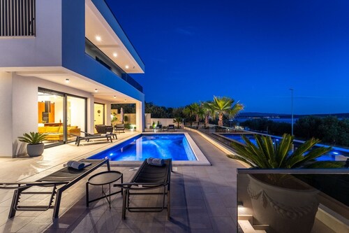 Luxury Villa Spectrum pool 32m2 sauna, family, sea view, bbq