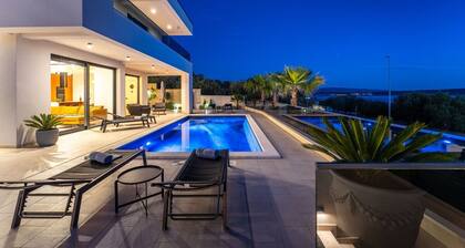 Luxury Villa Spectrum pool 32m2 sauna, family, sea view, bbq
