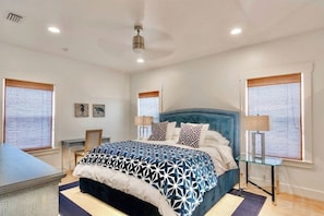 3 bedrooms, desk, iron/ironing board, free WiFi - July Dates Available! Book Now! Short Walk to Beach (Panama City Beach)