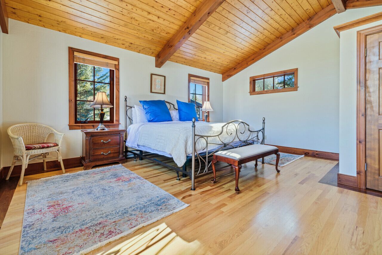 3 bedrooms, travel cot, free WiFi, bed sheets